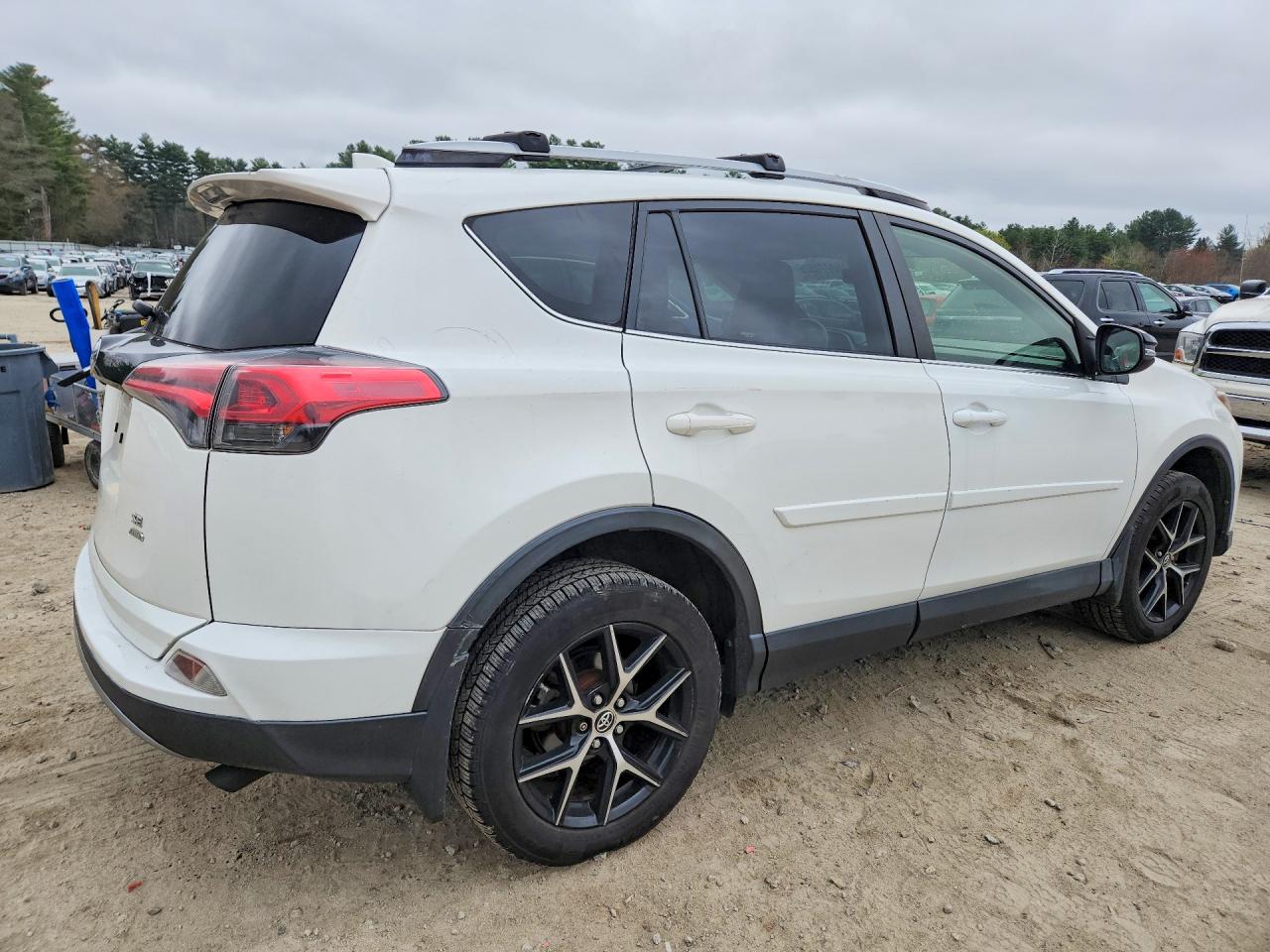 2017 TOYOTA RAV 4 — VIN JTMJFREV3HD217221 — photo 3